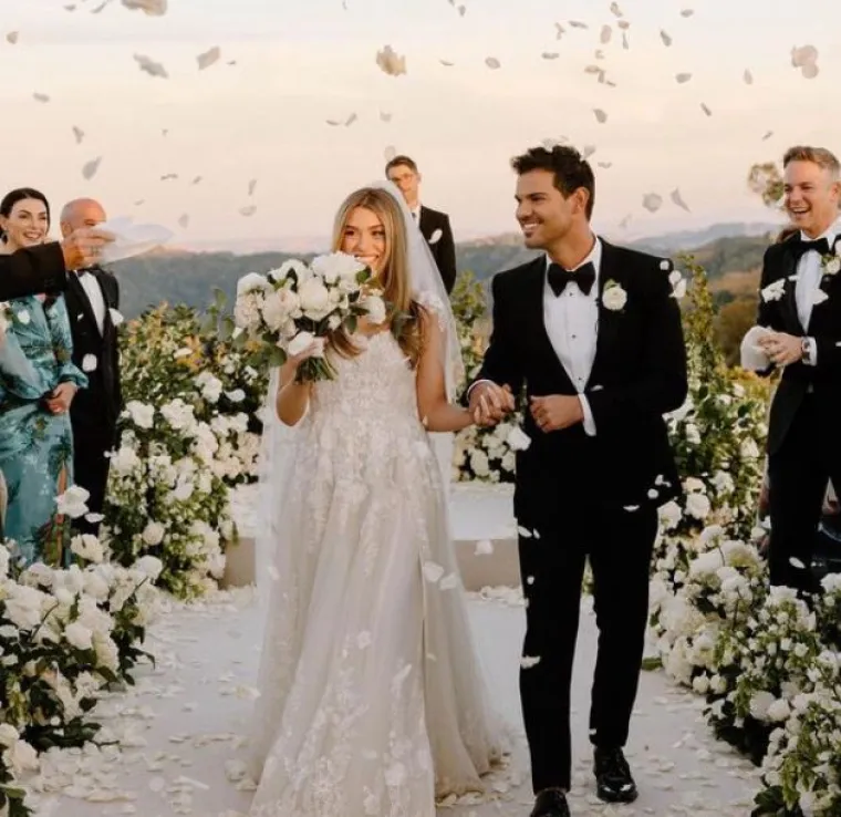 Glumac Taylor Lautner, najpoznatiji po ulozi vukodlaka Jacoba u hit serijalu &apos;Sumrak saga&apos;, sa svojom se zaručnicom koja se također zove Taylor, vjenčao na ceremoniji u Kaliforniji, upriličenoj za oko stotinu uzvanika.