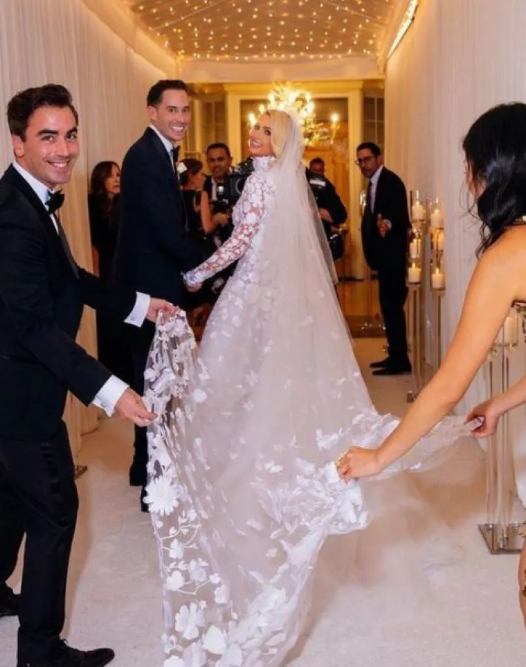 Nasljednica luksuznog hotelskog lanca i starleta Paris Hilton (40) udala se za poduzetnika Cartera Reuma na raskošnoj ceremoniji održanoj na imanju njezine obitelji na Bel Airu u studenom. 