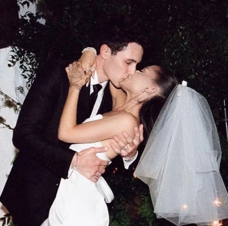 Pop zvijezda Ariana Grande udala se u svibnju za svog zaručnika Daltona Gomeza priredivši malo i intimno vjenčanje.