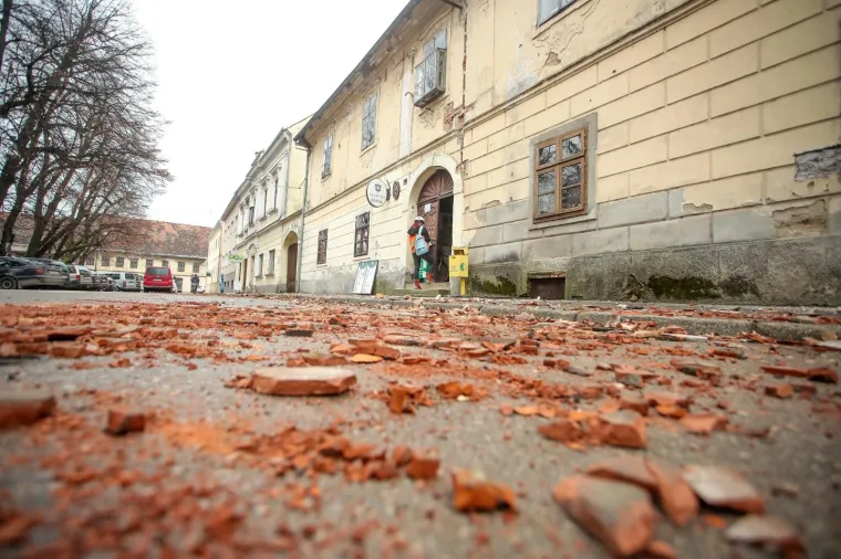 28.12.2020., Petrinja - Posljedice potresa na gradskim ulicama. Statičari obilježavaju zgrade i kuće stradale u potresu.