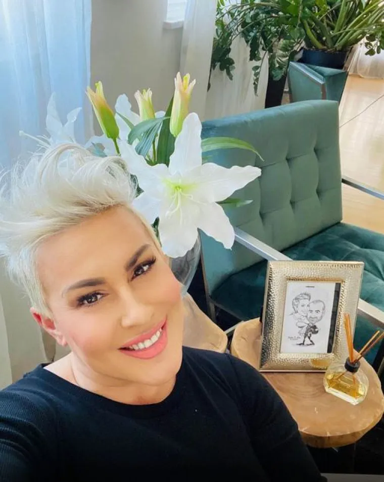 U jednoj prostoriji ima i kutak s dva drvena stolića i zelenom foteljom.