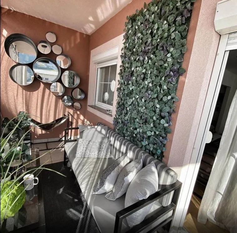 "Moja mala oaza.. ogledala, garniture, dekorativne tegle s ogledalima", napisala je pjevačica uz jednu objavu.