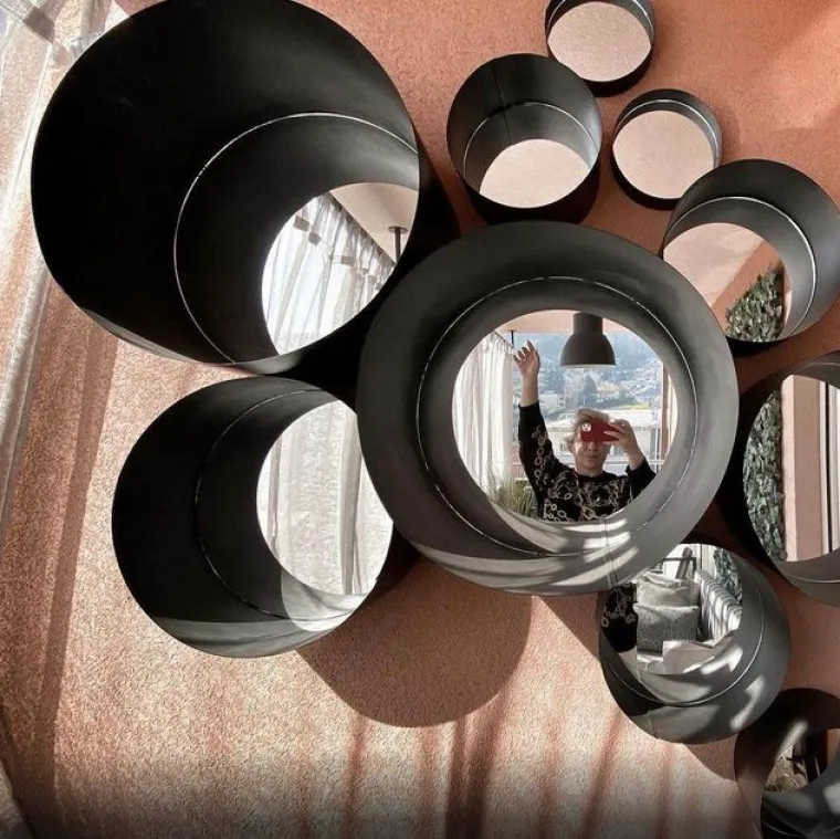 Na zidovima smećkaste boje nalaze se ukrasna ogledala, ali i zanimljiv ukras s li&scaron;ćem.