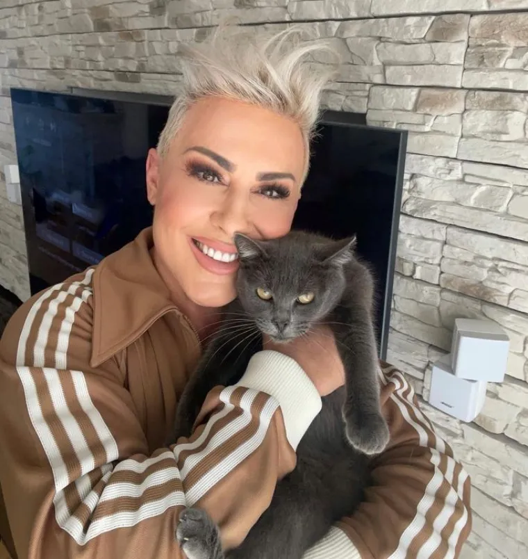 Pjevačica je rekla i kako provodi slobodno vrijeme u stanu: "Tu&scaron;iranje, telka, maženje, na&scaron;i su uobičajeni rituali, ali i online &scaron;oping na kauču."