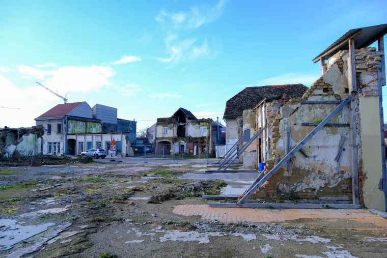 Blagdanske vijence i druge godine postavili su na kontejnere, skele i urušene kuće još uvijek 'krase' Banovinu