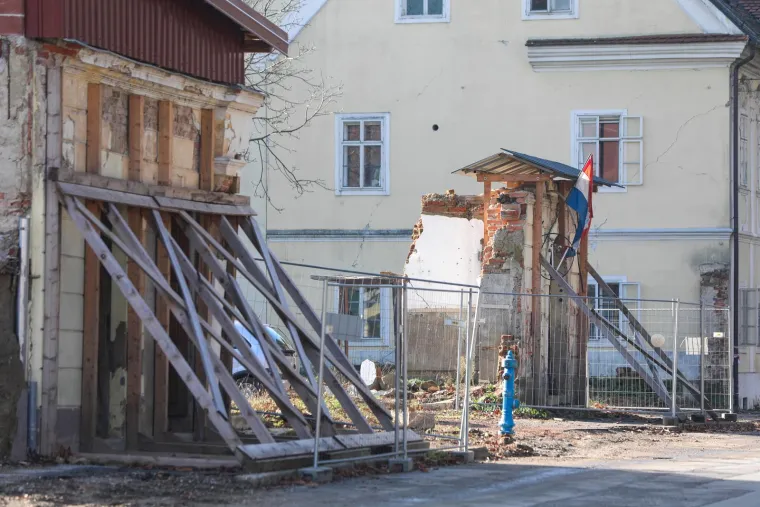 Blagdanske vijence i druge godine postavili su na kontejnere, skele i urušene kuće još uvijek 'krase' Banovinu