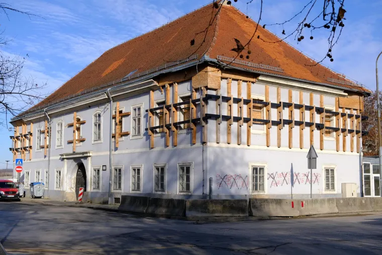 Blagdanske vijence i druge godine postavili su na kontejnere, skele i urušene kuće još uvijek 'krase' Banovinu