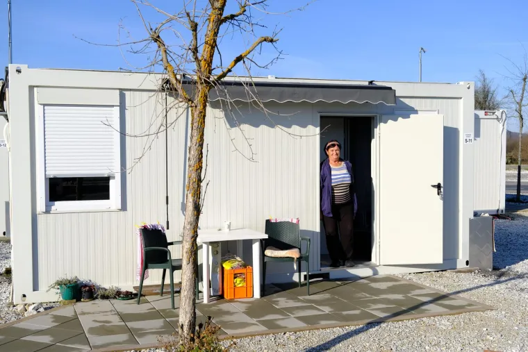 Blagdanske vijence i druge godine postavili su na kontejnere, skele i urušene kuće još uvijek 'krase' Banovinu