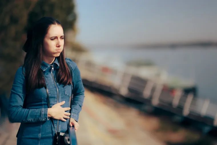 5. Osjećate se naduto: Nadutost može biti jedan od najranijih znakova trudnoće. Dok ste trudni, razina vašeg progesterona naglo raste, zbog čega se osjećate natečeno čak i na samom početku trudnoće. Progesteron usporava vašu probavu, omogućujući vašoj bebi da dobije najviše hranjivih tvari iz hrane i čini da se vi osjećate napuhano. 
