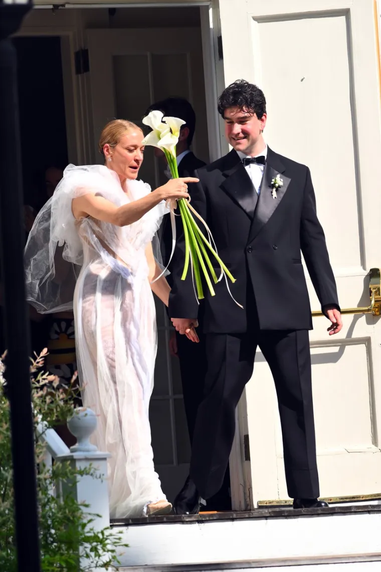 Za ceremoniju vjenčanja odabrala je prozračnu couture vjenčanicu s usklađenim velom koju je za Jean Paul Gaultier dizajnirao Glenn Martens. 