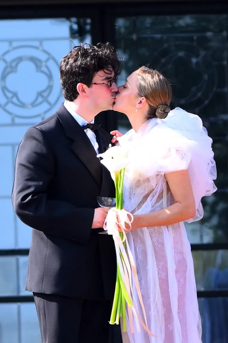 Mladenka je u rukama nosila snop kala.