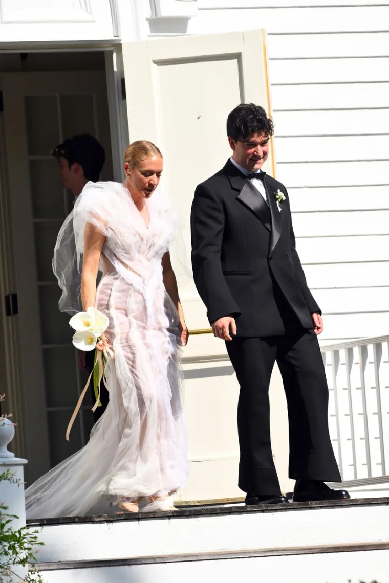 Kasnije se  presvukla u haljinu za plesanje, s potpisom Loewe by Jonathan Anderson. Kratka haljina s asimetričnom plašt povlakom zakačenom preko jednog ramena i puf rukavima te kosa uređena s bijelim cvjetićima bili su savršeni odabir za zabavu.