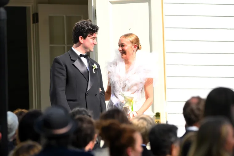 Treći outfit je bio izazovni čipkasti kombinezon, catsuit kombinacija upotpunjena sjajnim srebrnim štiklama i bijelom torbicom. Buket od kala je zamijenila  buketićem od mini ruža i gipsofile.