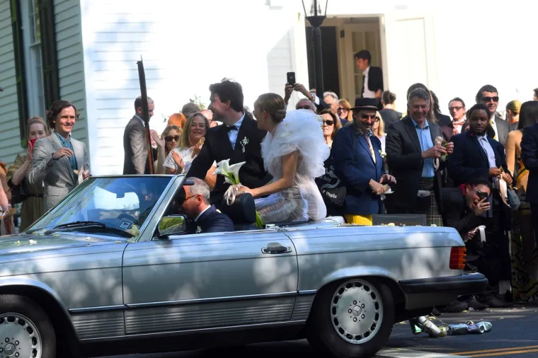 &quot;Jučer je nesumnjivo bio najsretniji dan mog života. Osjećam se tako blagoslovljeno da napokon mogu našu ljubav i vezu podijeliti s našim prijateljima i obitelji&quot;, napisala je glumica uz fotografiju vjenčanja.