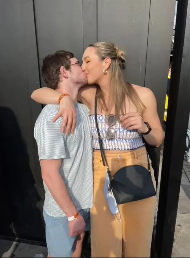 Studenti Ellie i Lucas, oboje 22-godišnjaci, koji su prije bili najbolji prijatelji, u vezi su više od godinu dana.