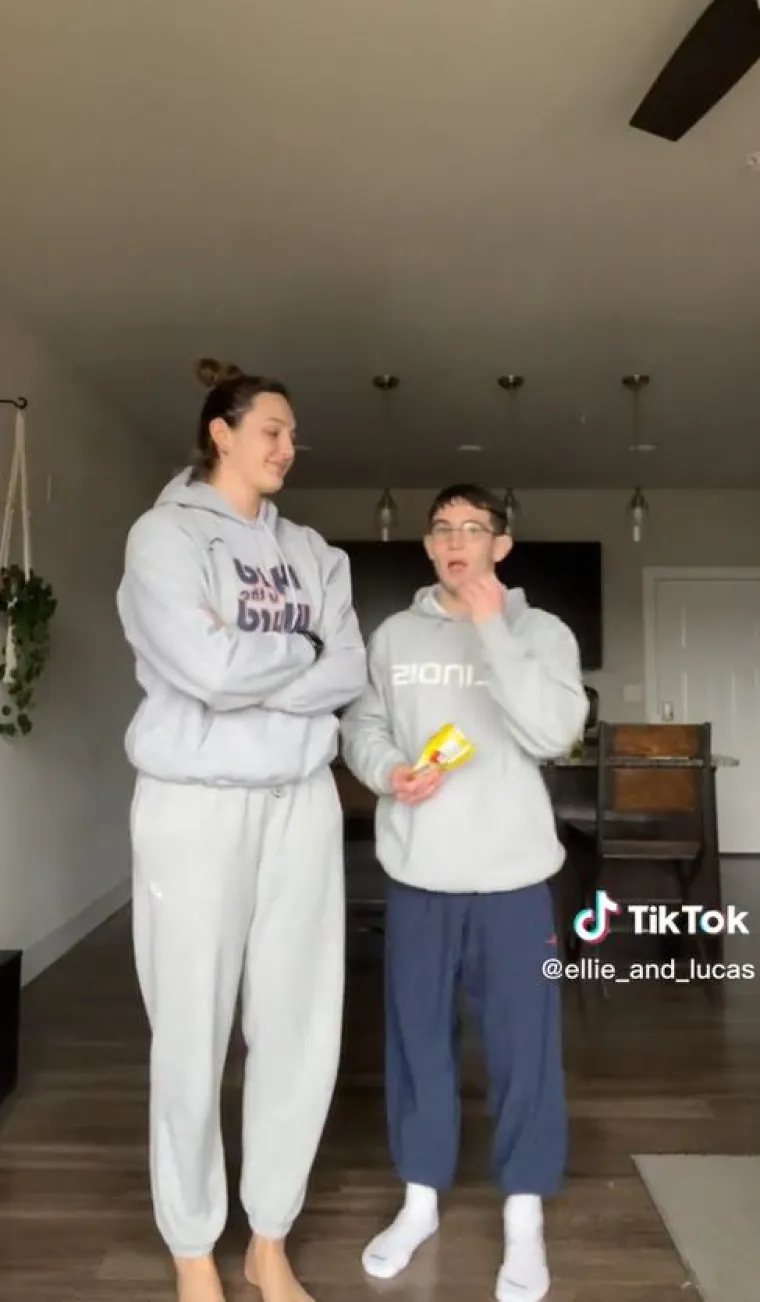 “Volim ovaj trend jer sam ja visoka osoba u našoj vezi”, napisala je Ellie. Ona i Lucas stajali su jedno pokraj drugog u majicama s kapuljačom i trenirkama. Rame uz rame, Ellien dečko došao joj je do brade. 