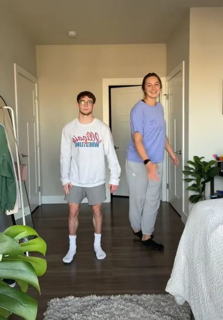 Ellie je priznala da joj se mnoge žene javljaju: "Mnoge djevojke mi se javljaju da imaju isti problem, razliku u visini s dečkom, ali to je normalno. Nemam ni&scaron;ta protiv niskih ljudi, zapravo sam ja ta koja je nesigurna jer sam uvijek bila vi&scaron;lja od dečkiju. Dru&scaron;tvo kaže da mu&scaron;karac mora biti vi&scaron;lji od žene pa mi je trebalo par mjeseci da to prihvatim."