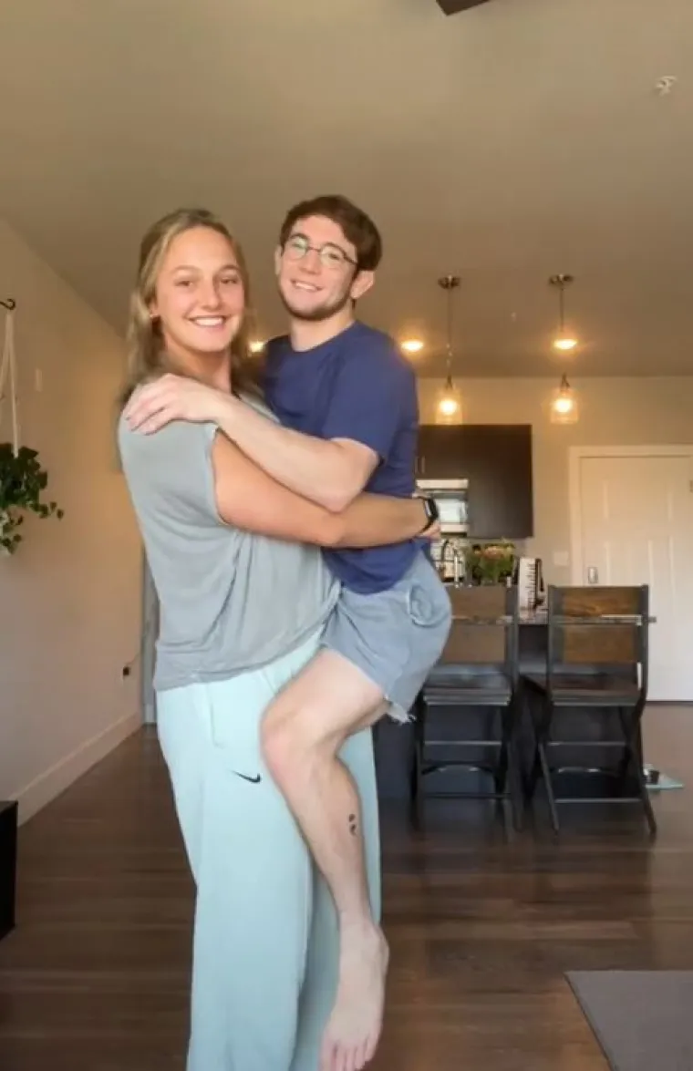 "Rekao je prijateljici da je zaljubljen u mene, a kad sam ga to pitala, rekao je da to nije istina. Problem je bilo iz prijateljstva prijeći u ljubavnu vezu. Nismo htjeli da se dogodit to da ako prekinemo, da se na&scaron;e prijateljstvo uni&scaron;ti", rekla je Ellie.