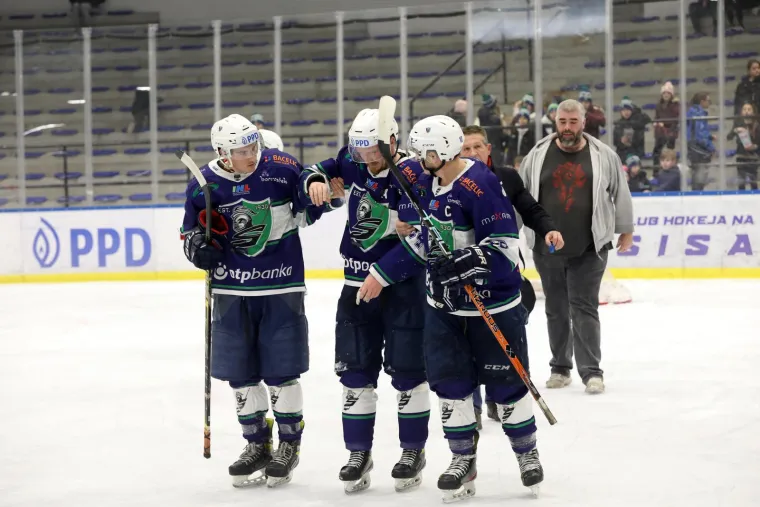 'Huligani' kakve trebamo: Navijači zatrpali led pli&scaron;anim igračkama za djecu iz OB  Sisak