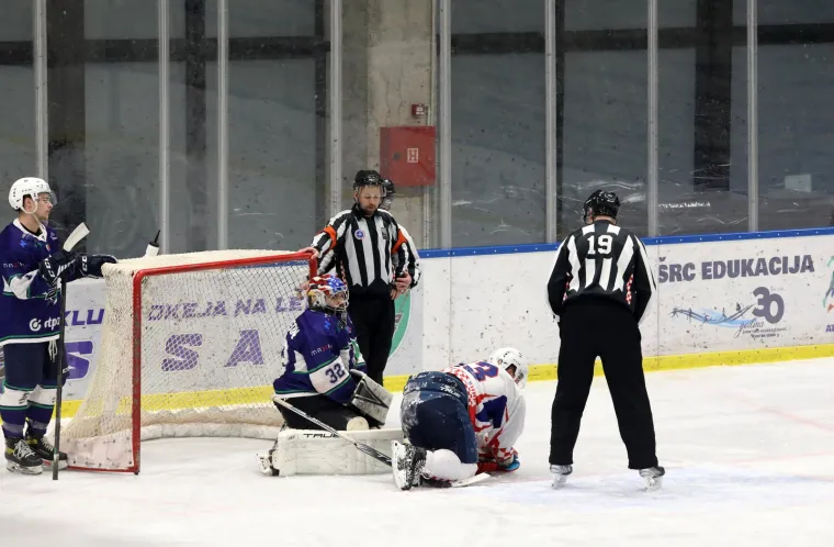 'Huligani' kakve trebamo: Navijači zatrpali led pli&scaron;anim igračkama za djecu iz OB  Sisak