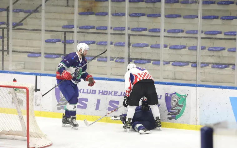 'Huligani' kakve trebamo: Navijači zatrpali led pli&scaron;anim igračkama za djecu iz OB  Sisak