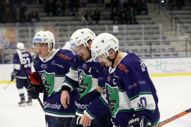 'Huligani' kakve trebamo: Navijači zatrpali led pli&scaron;anim igračkama za djecu iz OB  Sisak