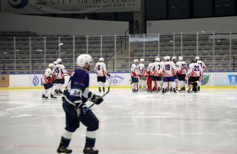 'Huligani' kakve trebamo: Navijači zatrpali led pli&scaron;anim igračkama za djecu iz OB  Sisak