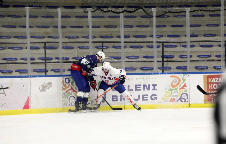 'Huligani' kakve trebamo: Navijači zatrpali led pli&scaron;anim igračkama za djecu iz OB  Sisak