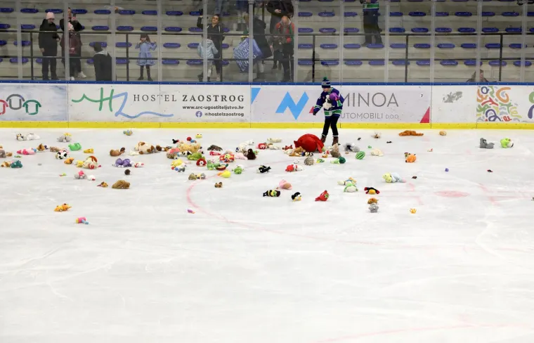 'Huligani' kakve trebamo: Navijači zatrpali led pli&scaron;anim igračkama za djecu iz OB  Sisak