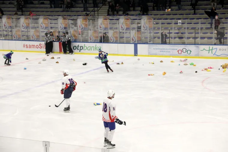 'Huligani' kakve trebamo: Navijači zatrpali led pli&scaron;anim igračkama za djecu iz OB  Sisak