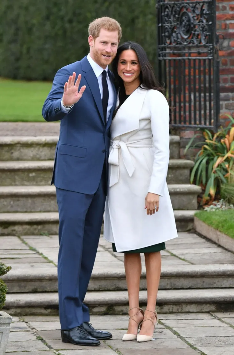 2017.: U studenom 2017. Meghan i Harry službeno su izašli u javnost kao zaručnici u Kensingtonskoj palači. Za tu prigodu Meghan je odjenula bijeli baloner. Samo nekoliko minuta nakon što su detalji o kaputu objavljeni, web stranica Line the Label srušila se zbog prometa. Kao rezultat toga, brend je preimenovao kaput u &quot;Meghan&quot; njoj u čast.