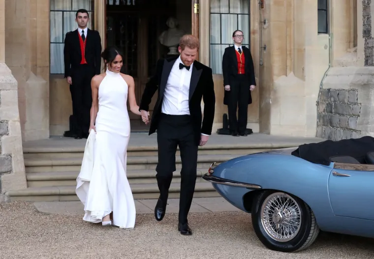2018.: Meghan je 2018. godine nosila svilenu večernju haljina po narudžbi Stelle McCartney. Haljina je imala visoki ovratnik i otvorena leđa. Meghan je također promijenila svoju frizuru iz niske punđe u podignutu.