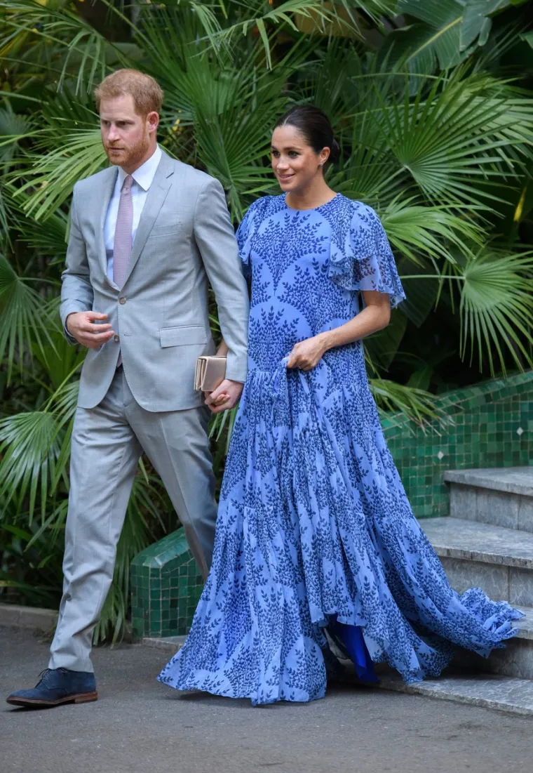 2019.: Meghan je u Maroku 2019. godine nosila plavu haljinu Caroline Herrere s uzorkom. Cijeli izgled je upotpunila elegantnom punđom i malom torbicom.