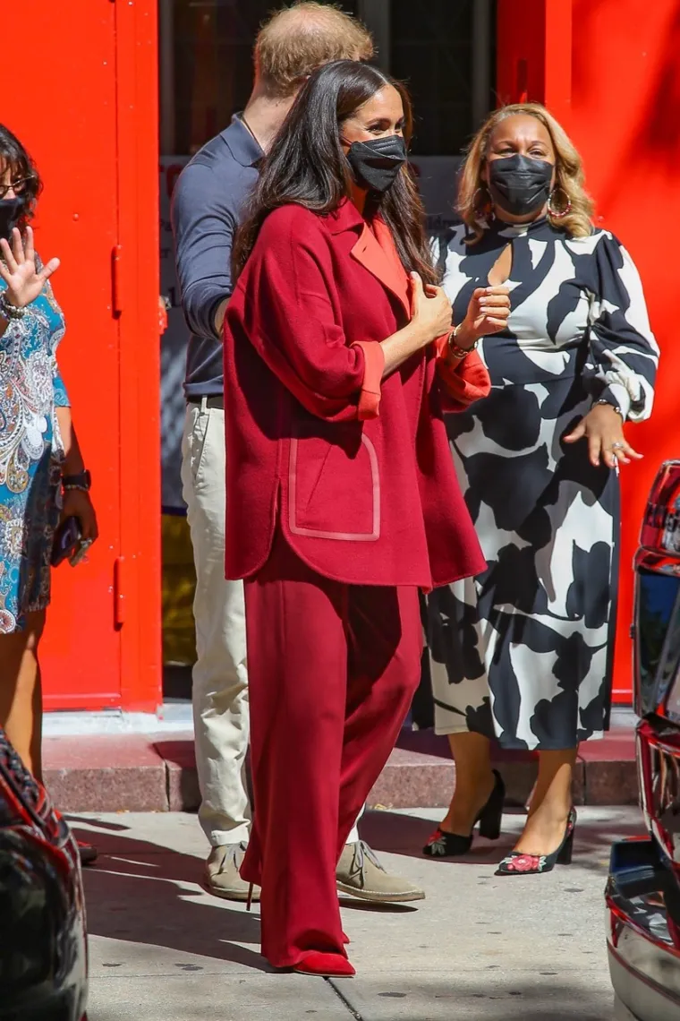 2021.: Meghan se ponovno odlučila za monokromatsku kombinaciju kad je 2021. posjećivala osnovnu školu u četvrti Harlem u New Yorku. Njezin dvodijelni komplet, koji je sadržavao predimenzioniran sako i hlače širokih nogavica, dizajnirao je Loro Piana. Kako bi upotpunila izgled, obula je i salonke iste boje.