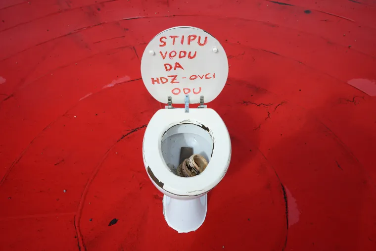 Zagreb - Na kružni tok u Zagrebu u Ulici Jankomir netko je stavio WC &scaron;koljku s natpisom "Stipu vodu da HDZ-ovci odu"