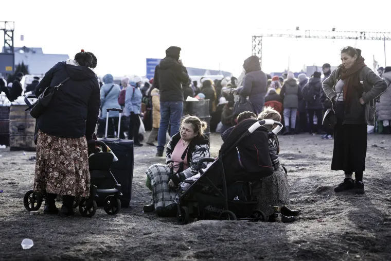 Javoriv, Ukrajina - Zbog velikog pritiska na granični prijelaz tisuće izbjeglica danima strpljivo borave na hladnoći čekajući svoju &scaron;ansu za prelazak u Poljsku i put porema Zapadu (travanj 2022.)
