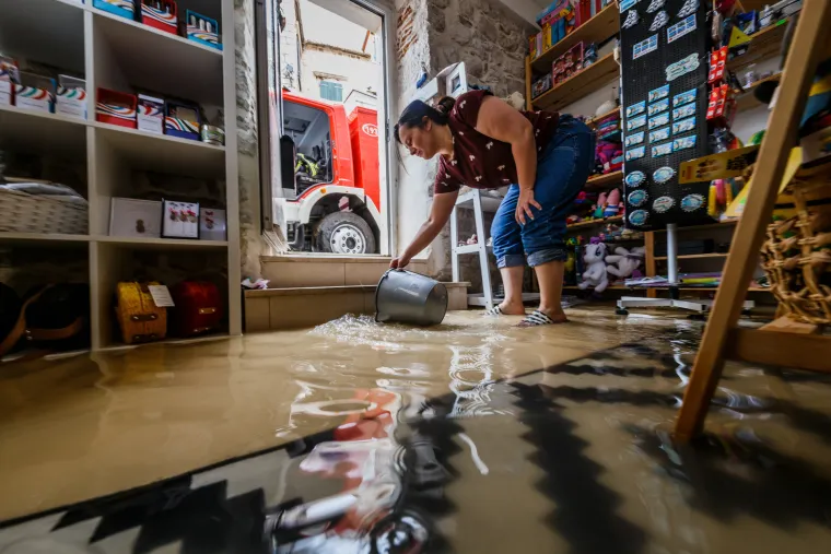 Ka&scaron;tela - &Scaron;ire trogirsko i ka&scaron;telansko područje zahvatilo je olujno nevrijeme s obilnom ki&scaron;om (svibanj 2022.)