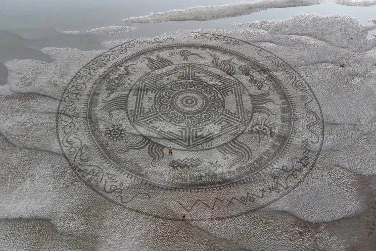 Osijek - Kod željeznickog mosta. Nizak vodostaj rijeke Drave omogućio osječkom umjetniku Nikoli Falleru da u pijesku izrađuje svoje oblike