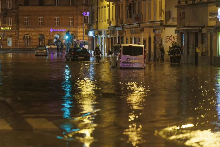 Zbog obilne ki&scaron;e poplavila ulica Fiumara u Rijeci. Neki automobili ostali su zarobljeni u vodi (rujan 2022.)