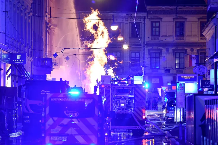 Zagreb - Nakon puknuća vodovodne cijevi u Frankopanskoj ulici prilikom sanacije bager je probio plinsku cijev