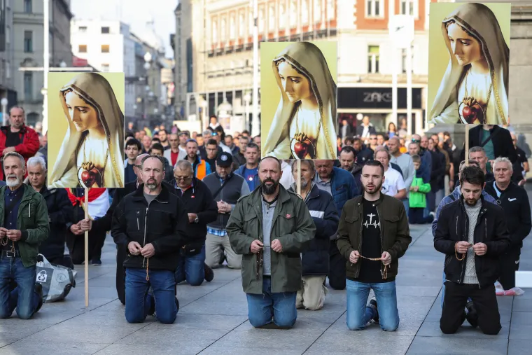 Zagreb - Svjetsku molitvu krunice u čast Blažene Djevice Marije od svete krunice, mole mu&scaron;karci na Trgu bana Josipa Jelačića