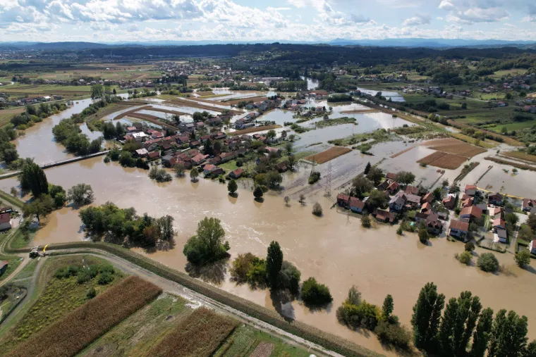 Brodarci - Pogled iz zraka na mjesto Brodarci pokraj Karlovca koje je poplavljeno je zbog obilnih ki&scaron;a (rujan 2022.)