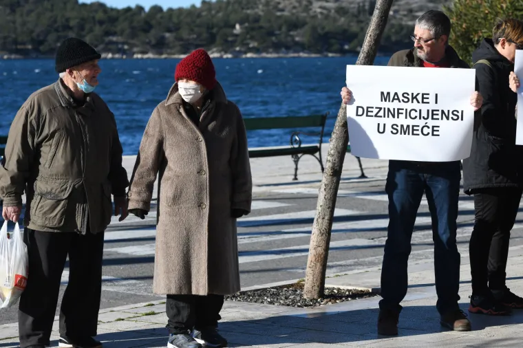 &Scaron;ibenik - Prosvjed  "Mr&scaron; od na&scaron;e djece" ispred zgrade županije u &Scaron;ibeniku