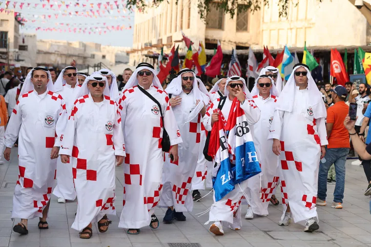 Doha, Katar - Hrvatski navijači u tradicionalnim katarski no&scaron;njama s kockicama