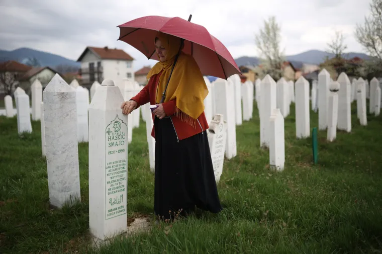 Vitez, Bosna i Hercegovina - Obitelji ubijenih u selu Ahmići obilaze Centralno sehidsko mezarje u Vitezu