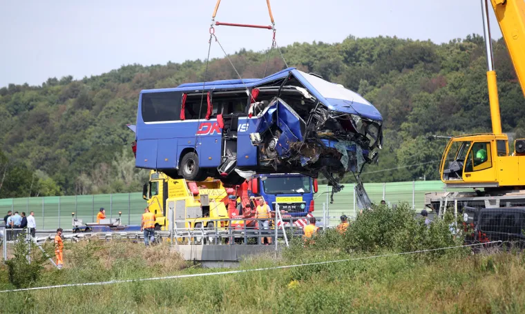 Varaždin - vi&scaron;e osoba poginulo je u prometnoj nesreći na autocesti A4 u smjeru Zagreba kada je s kolnika sletio autobusa poljskih nacionalnih registarskih oznaka