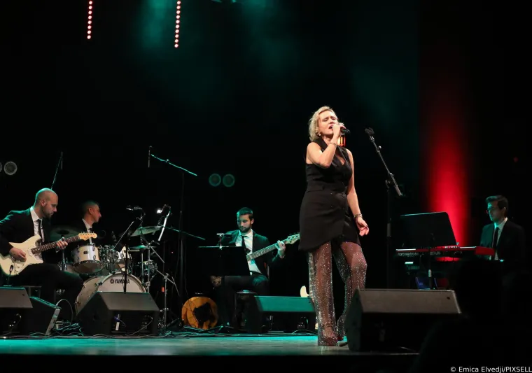 Na poznatoj pozornici sinoć se izredalo mno&scaron;tvo zvijezda, ali svi su gledali u Vannu i njezine nevjerojatne noge