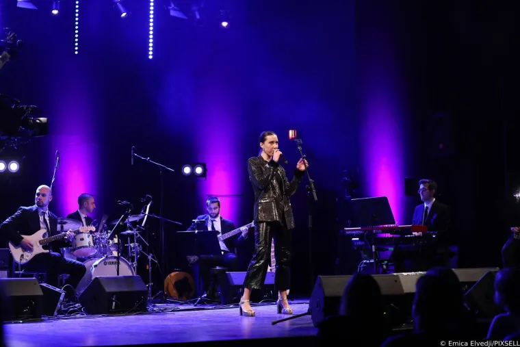 Na poznatoj pozornici sinoć se izredalo mno&scaron;tvo zvijezda, ali svi su gledali u Vannu i njezine nevjerojatne noge