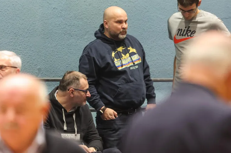 Kamere uhvatile Krešimira Antolića na Kutiji šibica: Evo s kim je bio u društvu dok 'zvjerinjak' sam sebe jede; 'Htio je postati Zdravko Mamić, a ovaj to nije htio dopustiti'