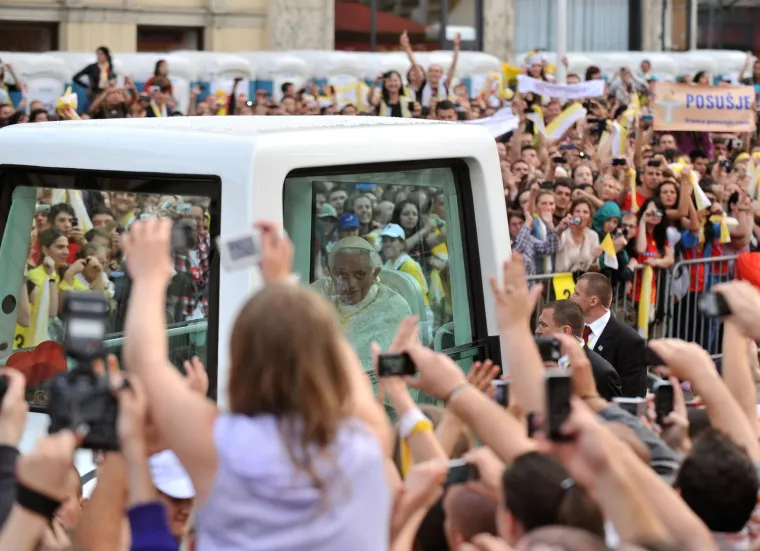 Zagreb je prije 11 godina dočekao Benedikta XVI: Pola milijuna s njim je molilo na hipodromu